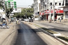 Derramamento de óleo na pista fecha a Avenida Wilson Alvarenga nesta manhã